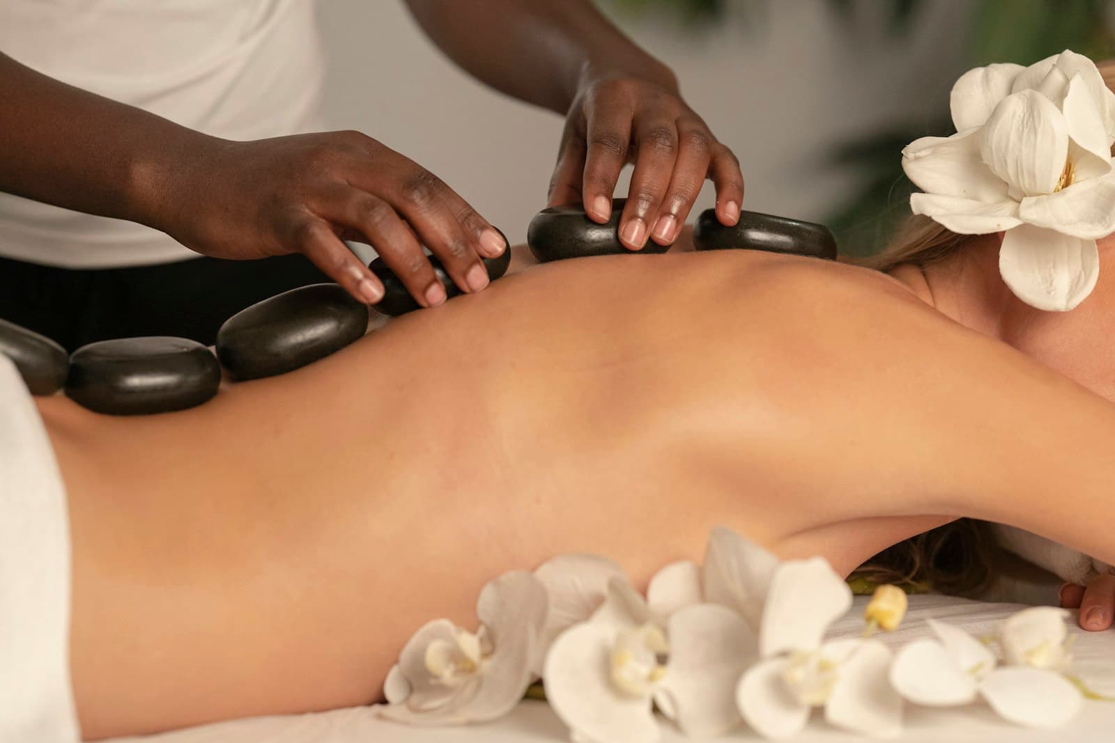 Sessão de massagem com pedras quentes num ambiente sereno
