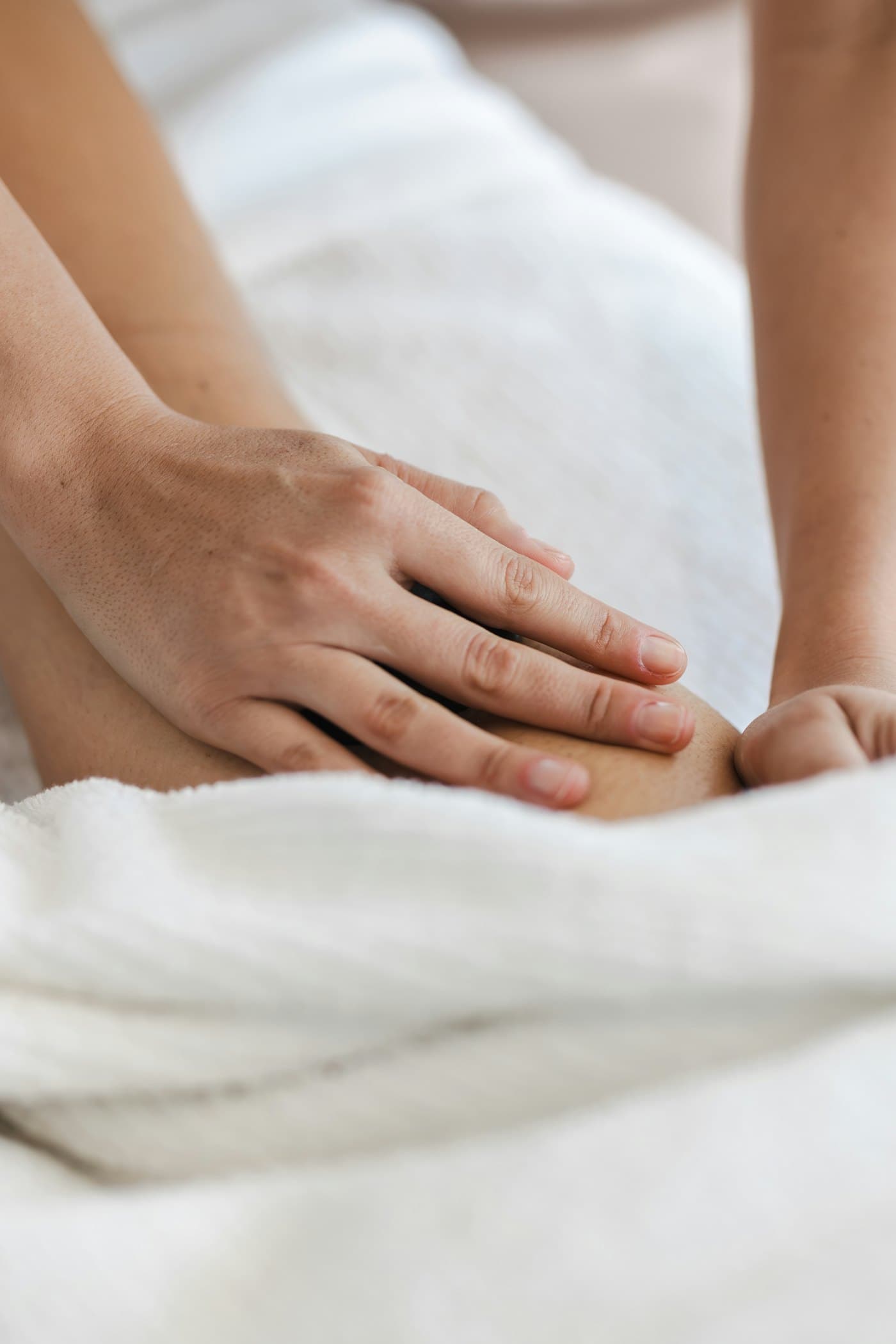 Mãos de terapeuta em técnica de drenagem linfática manual